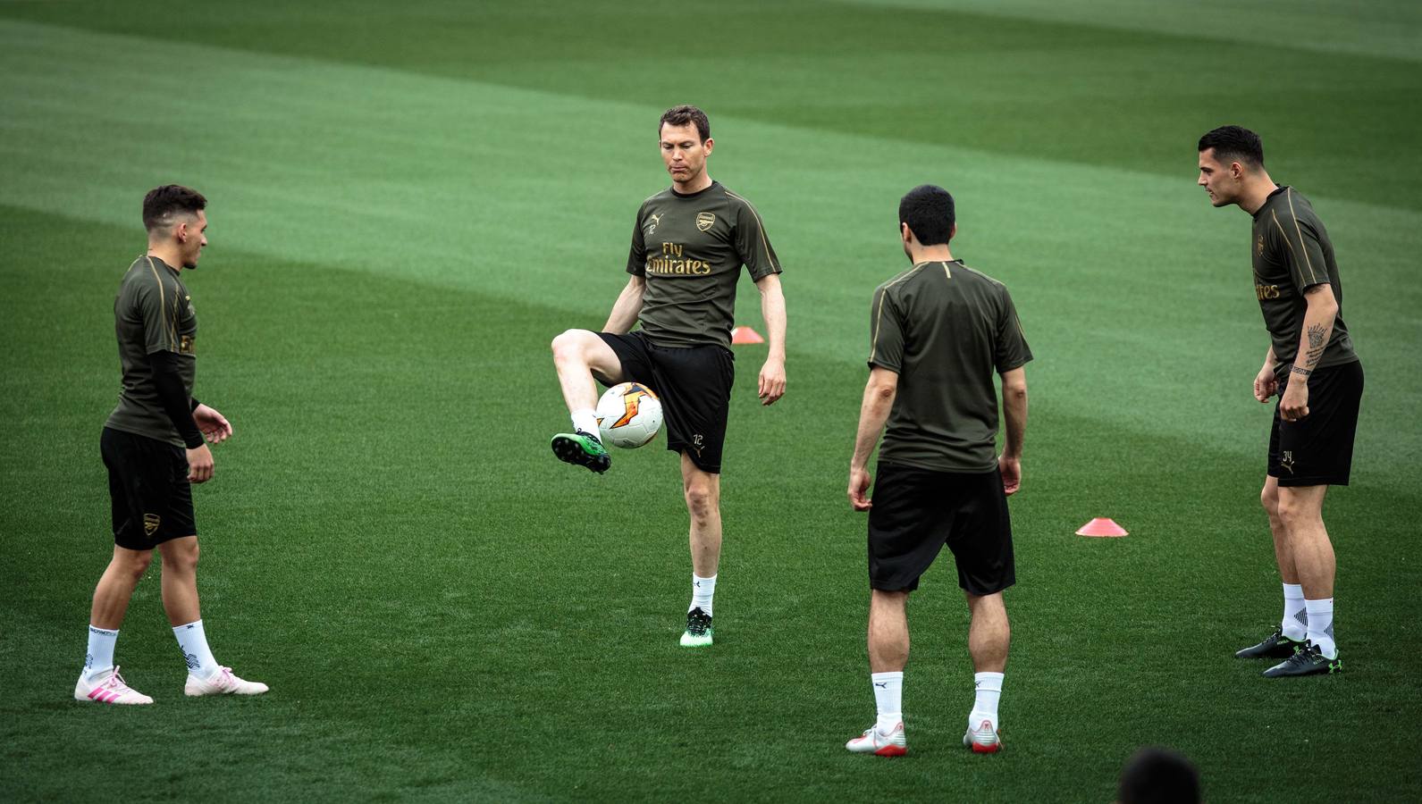 El Arsenal ha aterrizado en Valencia este miércoles y se ha entrenado esta tarde en Mestalla de cara al partido de vuelta de la semifinal de la UEFA Europa League 2018-2019. Marcelino y Gayà por un lado y Unai Emery y Petr Cech por otro han protagonizado las ruedas de prensa previas al choque.