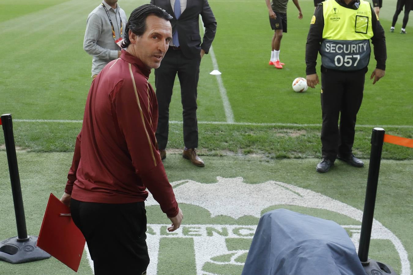 El Arsenal ha aterrizado en Valencia este miércoles y se ha entrenado esta tarde en Mestalla de cara al partido de vuelta de la semifinal de la UEFA Europa League 2018-2019. Marcelino y Gayà por un lado y Unai Emery y Petr Cech por otro han protagonizado las ruedas de prensa previas al choque.