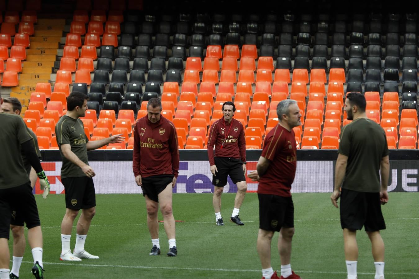 El Arsenal ha aterrizado en Valencia este miércoles y se ha entrenado esta tarde en Mestalla de cara al partido de vuelta de la semifinal de la UEFA Europa League 2018-2019. Marcelino y Gayà por un lado y Unai Emery y Petr Cech por otro han protagonizado las ruedas de prensa previas al choque.