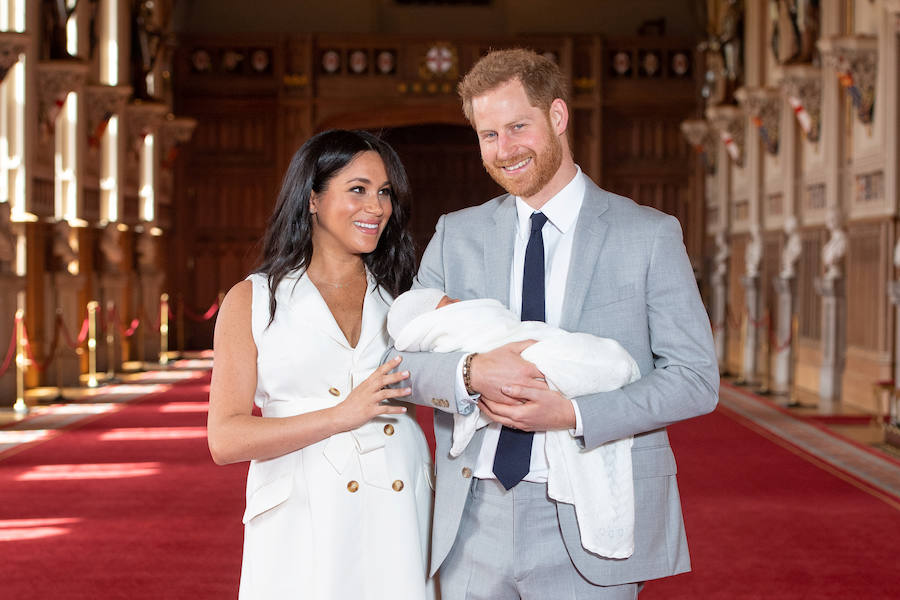 El duque y la duquesa de Sussex presentaron este miércoles a su hijo: Archie Harrison Mountbatten-Windsor. Envuelto en una toquilla blanca y con la cabeza cubierta por un gorrito de ese mismo color, el pequeño Archie permaneció dormido en brazos de su padre durante los pocos minutos en que los Sussex posaron para la prensa. El nuevo miembro de la familia real, séptimo en la línea de sucesión al trono detrás de su abuelo Carlos, su tío Guillermo, los tres hijos de éste y su propio padre, no tendrá tratamiento de alteza por deseo expreso de los padres. 