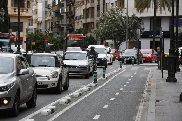 Un autobús entra a la calle Ruzafa, ayer por la mañana. 