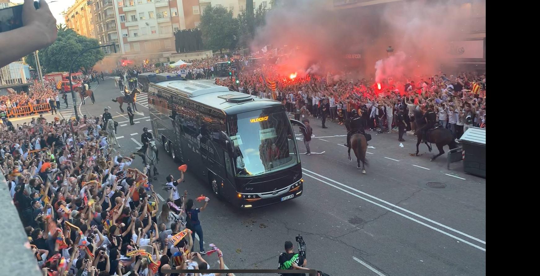 La plaza de la afición presenta un lleno total para llevar al Valencia a la final de Bakú