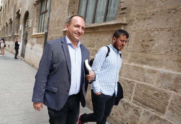 El líder de Podemos en Les Corts, Rubén Martínez Dalmau, entrando en el Palau de la Generalitat.