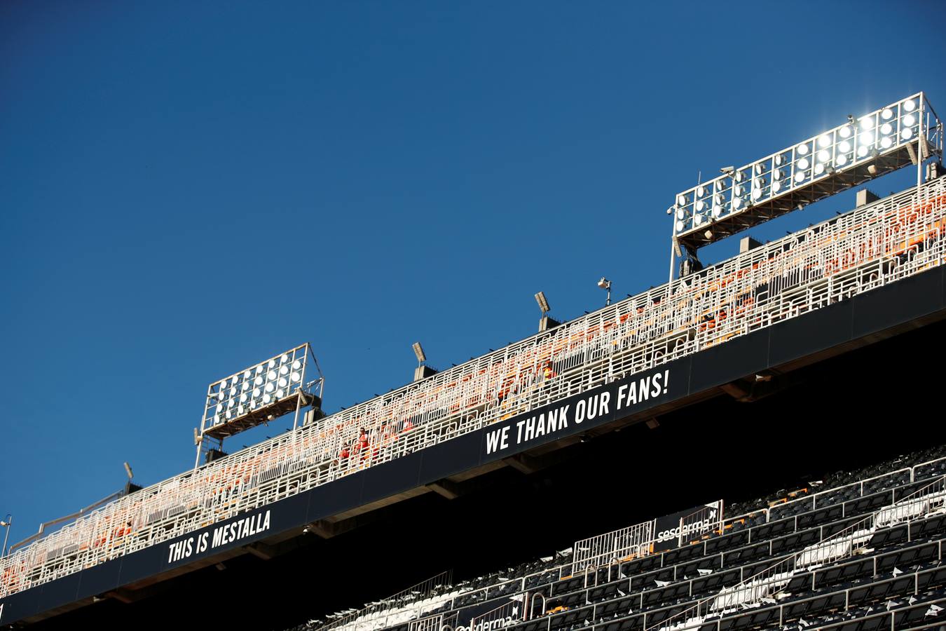 La plaza de la afición presenta un lleno total para llevar al Valencia a la final de Bakú