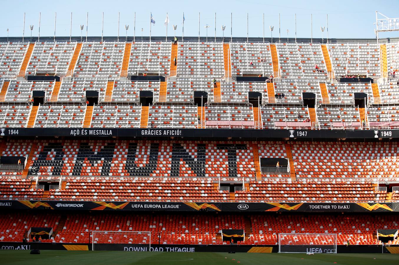 La plaza de la afición presenta un lleno total para llevar al Valencia a la final de Bakú