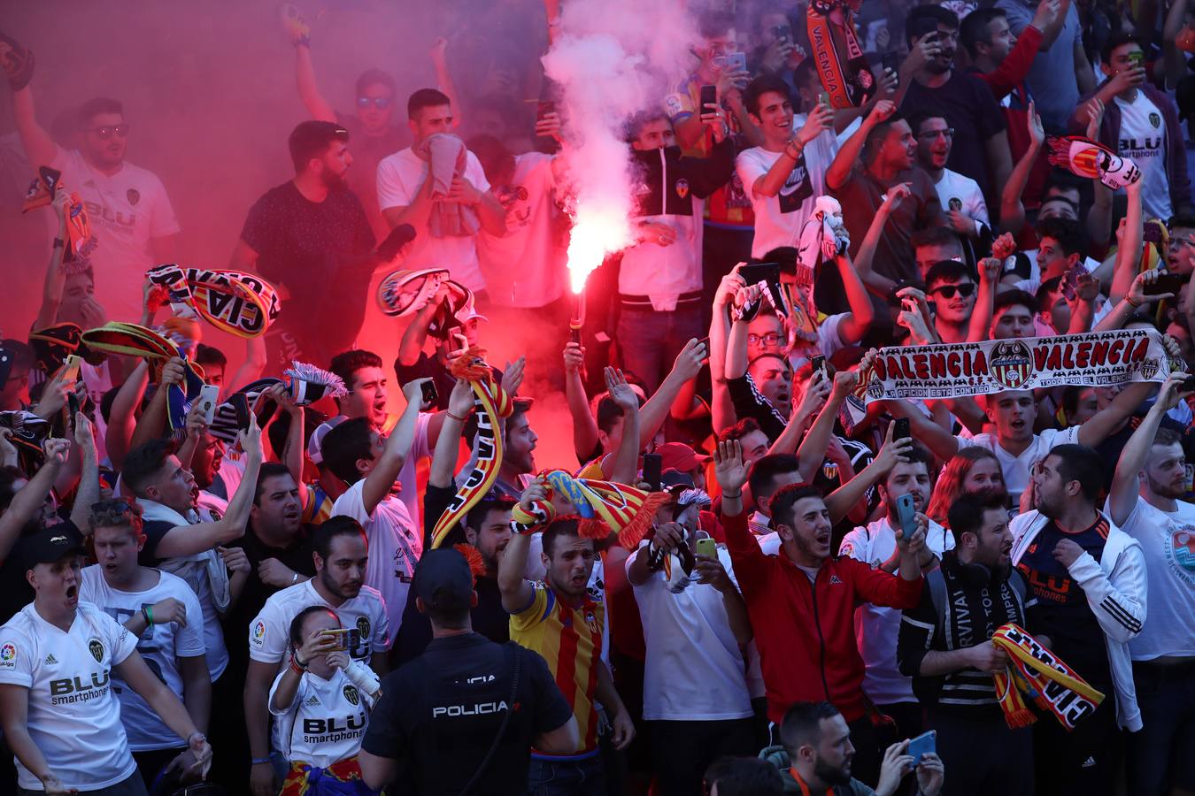 La plaza de la afición presenta un lleno total para llevar al Valencia a la final de Bakú