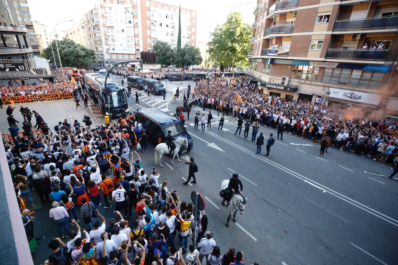 La plaza de la afición presenta un lleno total para llevar al Valencia a la final de Bakú