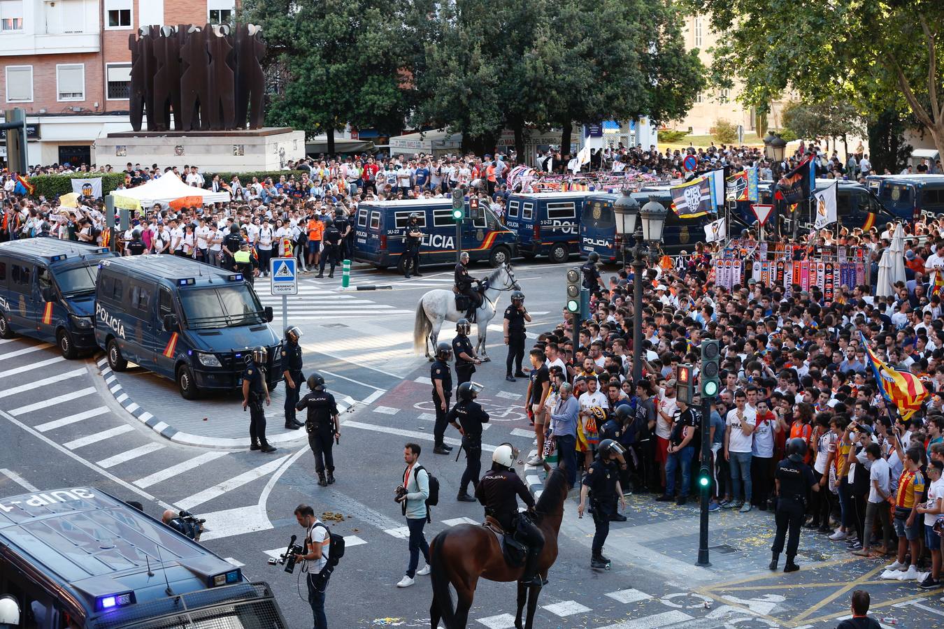 La plaza de la afición presenta un lleno total para llevar al Valencia a la final de Bakú