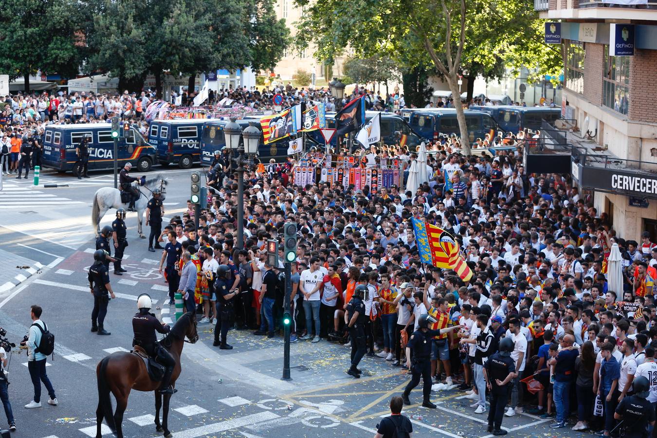 La plaza de la afición presenta un lleno total para llevar al Valencia a la final de Bakú