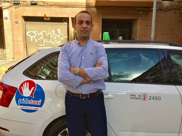 Amjad Awad, el artífice de la búsqueda, posa junto a su taxi. 