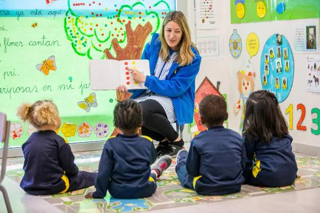 Una profesora con cuatro niños en una escuela infantil. 