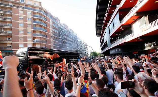 La afición tiñe de naranja la avenida de Suecia en otro recibimiento para el recuerdo