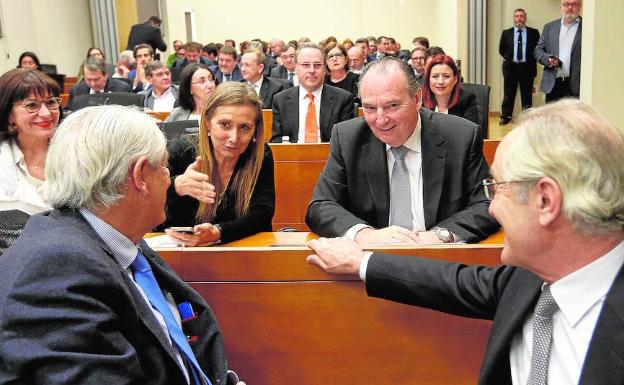 El presidente de Cámara Valencia, José Vicente Morata, junto a otros miembros de la asamblea de la institución.