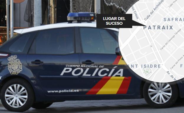 Una patrulla de la Policía Nacional junto a la comisaría de Patraix y zona donde se produjo el intento de venta de Trankimazin y de atropello.