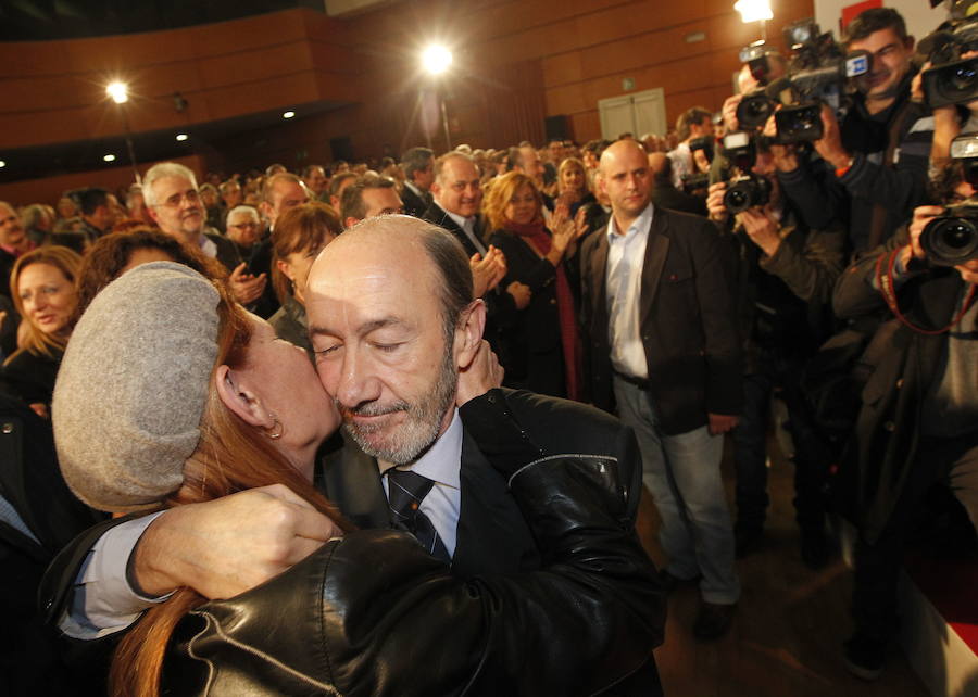 Carmen Alborch besa en la mejilla a Alfredo Pérez Rubalcaba durante un acto del PSOE en el Jardín Botánico de Valencia (2012).