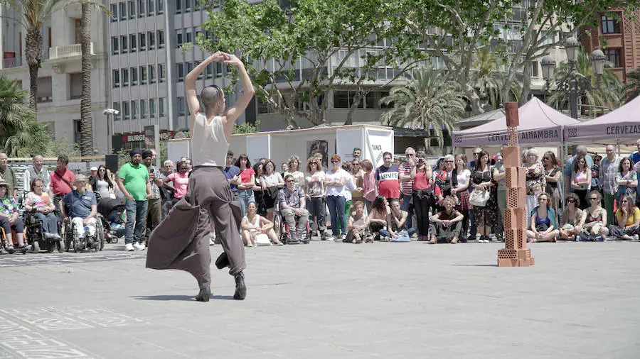 Una «jauría de bestias salvajes y creativas» ha invadido este sábado la Plaza del Ayuntamiento de Valencia, que vuelve a convertirse en la plaza 10 Sentidos, en un enclave que acoge una de las grandes citas del festival, con propuestas que reflexionan sobre la violencia que impregna cada capa de la sociedad y las diversas formas en las que se manifiesta. El certamen apuesta por un potente contenido social y esta edición, bajo el lema 'Bestias', pretende invitar al debate sobre las pulsiones más oscuras del ser humano y sobre la capacidad o no del arte para canalizar esa agresividad que horroriza y estremece, que hipnotiza y atrae a las personas, ha explicado la organización en un comunicado.