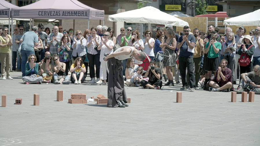 Una «jauría de bestias salvajes y creativas» ha invadido este sábado la Plaza del Ayuntamiento de Valencia, que vuelve a convertirse en la plaza 10 Sentidos, en un enclave que acoge una de las grandes citas del festival, con propuestas que reflexionan sobre la violencia que impregna cada capa de la sociedad y las diversas formas en las que se manifiesta. El certamen apuesta por un potente contenido social y esta edición, bajo el lema 'Bestias', pretende invitar al debate sobre las pulsiones más oscuras del ser humano y sobre la capacidad o no del arte para canalizar esa agresividad que horroriza y estremece, que hipnotiza y atrae a las personas, ha explicado la organización en un comunicado.