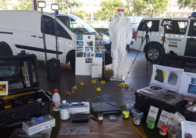 Imagen secundaria 1 - Las falleras mayores de Valencia asisten a la jornada de puertas abiertas de la Guardia Civil.