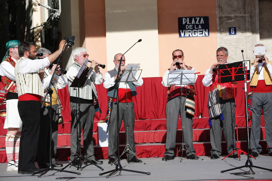 Los bailes regionales vuelven a ser protagonistas de la jornada. Tras el éxito de la dansà infantil vespertina de ayer y de la nocturna de los adultos, un total de 20 grupos de los pueblos de la provincia han demostrado este sábado su amor por la Virgen con diferentes bailes.