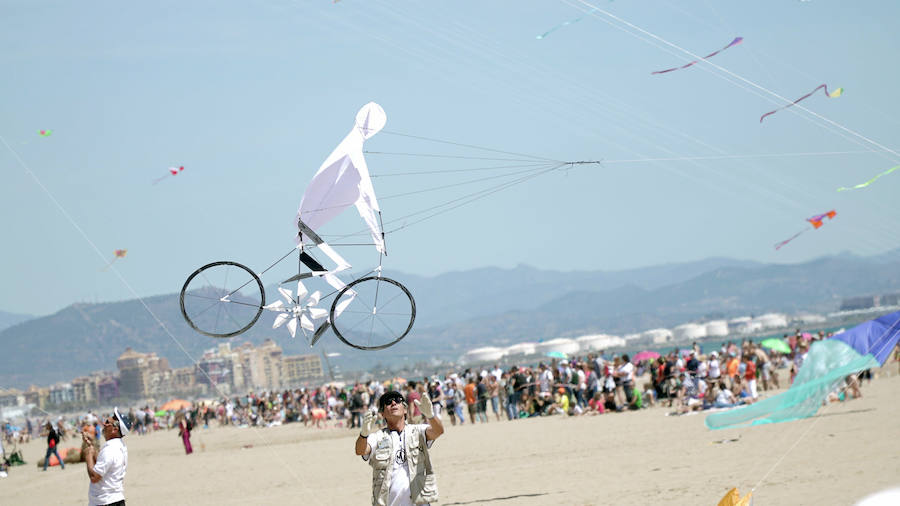 Todo tipo de animales, formas, figuras y banderas ha sobre volado el cielo de Valencia en el XXI Festival de Milotxes que se ha celebrado este fin de semana en la playa del Cabanyal. Alrededor de 100 participantes provenientes de Alemania, Chile y Argentina, junto a los pilotos valencianos y del resto de España, han competido en las modalidades de exhibición de vuelo acrobático individual, vuelo acrobático en equipo, y mejor cometa estática de construcción propia.