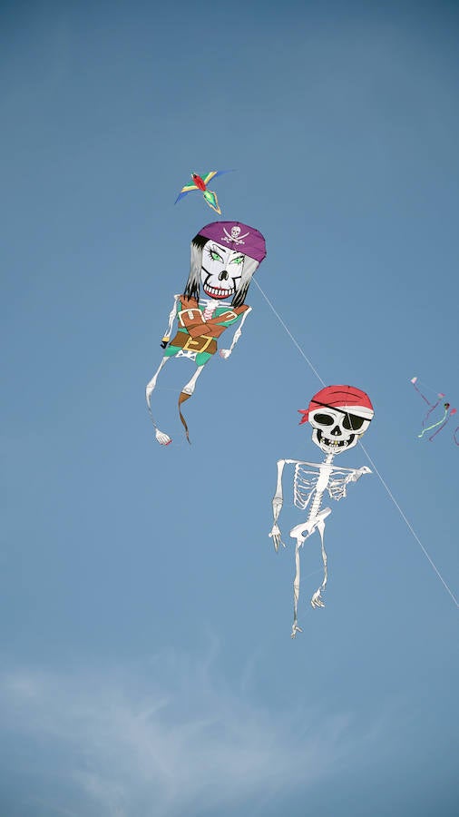 Todo tipo de animales, formas, figuras y banderas ha sobre volado el cielo de Valencia en el XXI Festival de Milotxes que se ha celebrado este fin de semana en la playa del Cabanyal. Alrededor de 100 participantes provenientes de Alemania, Chile y Argentina, junto a los pilotos valencianos y del resto de España, han competido en las modalidades de exhibición de vuelo acrobático individual, vuelo acrobático en equipo, y mejor cometa estática de construcción propia.