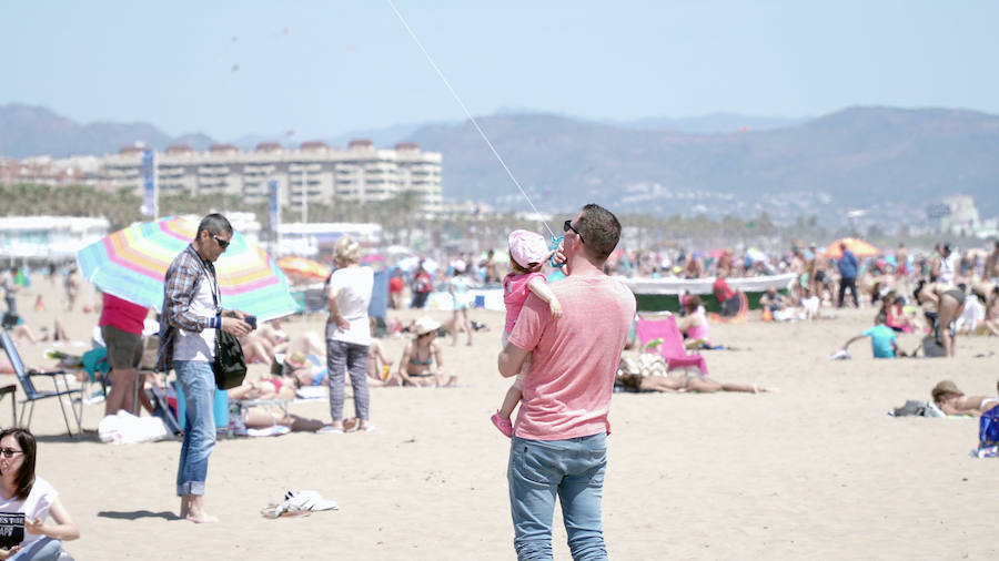 Todo tipo de animales, formas, figuras y banderas ha sobre volado el cielo de Valencia en el XXI Festival de Milotxes que se ha celebrado este fin de semana en la playa del Cabanyal. Alrededor de 100 participantes provenientes de Alemania, Chile y Argentina, junto a los pilotos valencianos y del resto de España, han competido en las modalidades de exhibición de vuelo acrobático individual, vuelo acrobático en equipo, y mejor cometa estática de construcción propia.