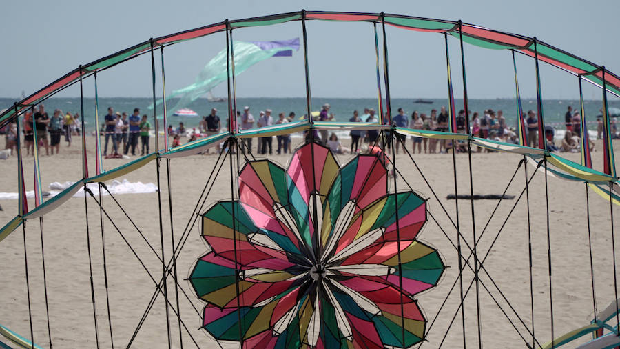 Todo tipo de animales, formas, figuras y banderas ha sobre volado el cielo de Valencia en el XXI Festival de Milotxes que se ha celebrado este fin de semana en la playa del Cabanyal. Alrededor de 100 participantes provenientes de Alemania, Chile y Argentina, junto a los pilotos valencianos y del resto de España, han competido en las modalidades de exhibición de vuelo acrobático individual, vuelo acrobático en equipo, y mejor cometa estática de construcción propia.