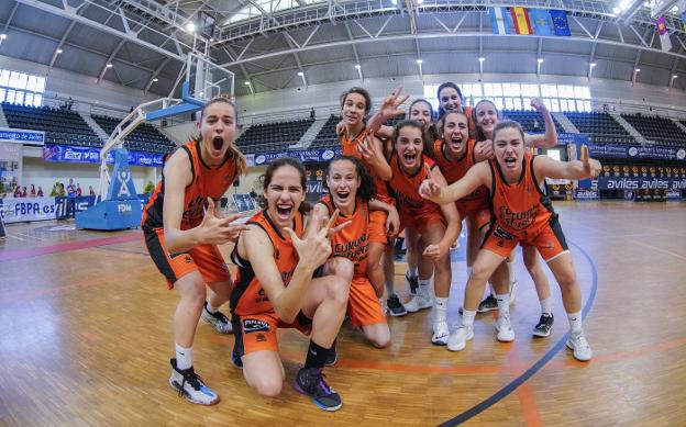 La plantilla taronja celebra la victoria. 