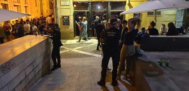 Agentes de la Policía Local durante un control contra el consumo de alcohol en la calle, el viernes en Alicante. 