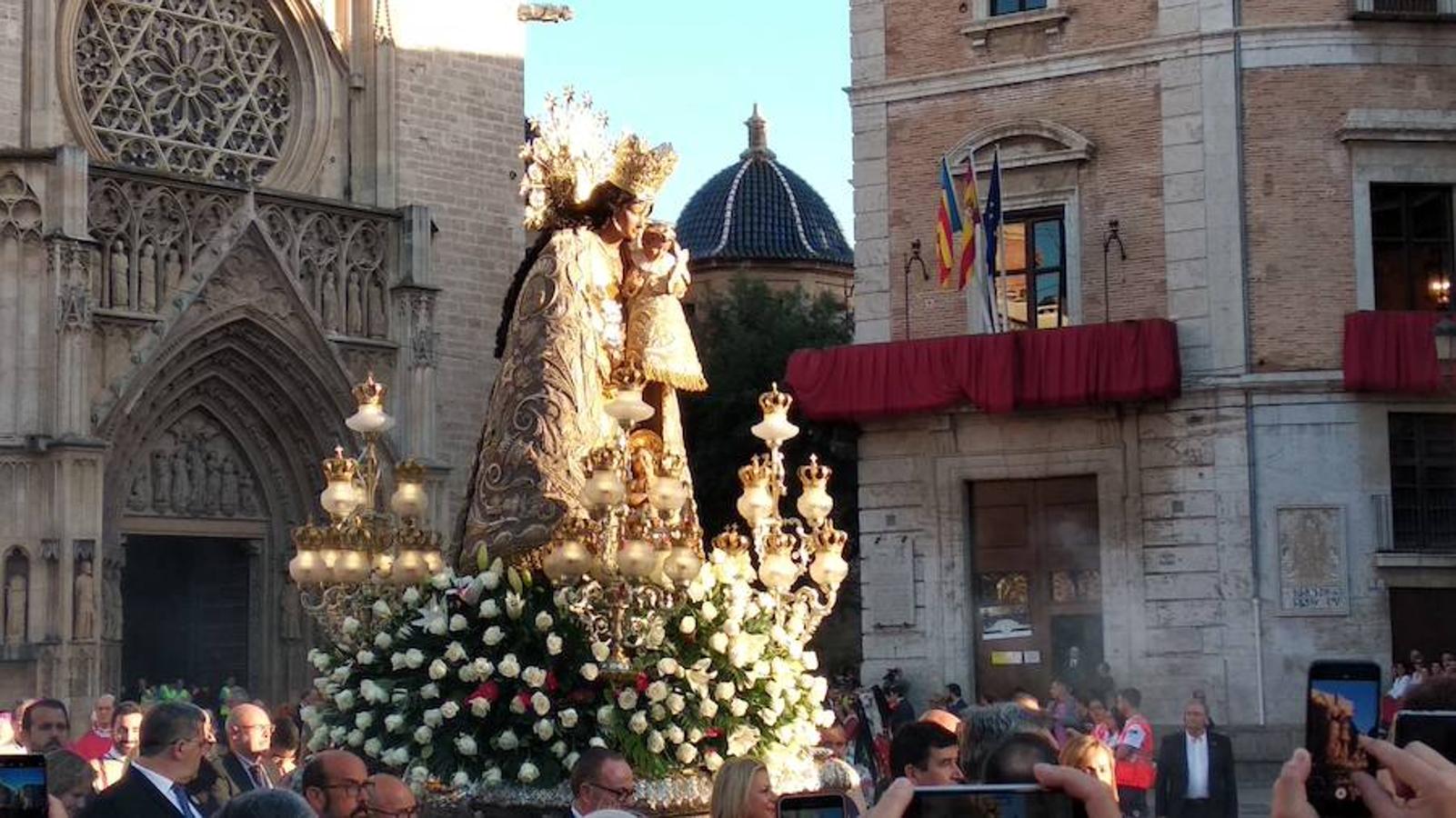 Un centenar de asociaciones cívicas y confesionales acompañan a la Virgen de los Desamparados en la procesión general que recorre esta tarde las calles del centro histórico de Valencia.