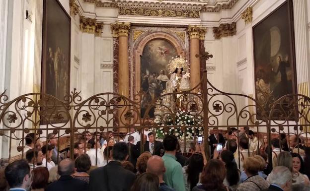 La Virgen, antes de iniciarse la Procesión.