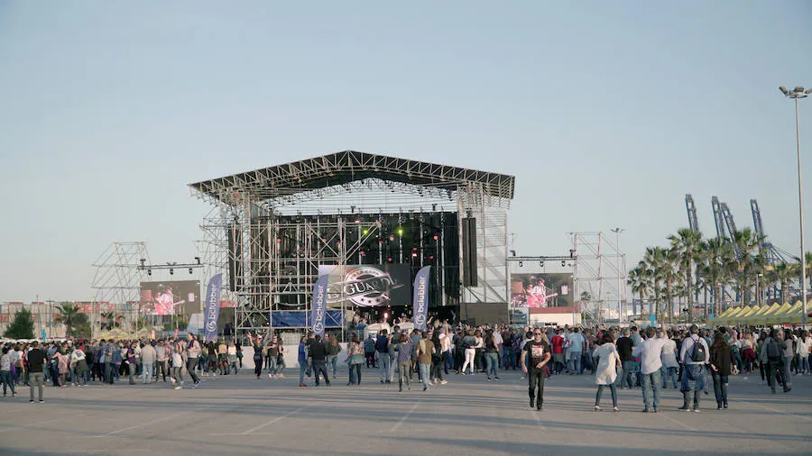 La Marina de Valencia ha acogido este sábado el macroconcierto 'Yo fui a EGB'. Un espectáculo con las actuaciones de grandes artistas que marcaron a toda una generación como Ana Torroja, cantando sus éxitos y los de Mecano, pasando por Javier Ojeda, de Danza Invisible, Javier de Pecos, Pino D'Angio, Ricchi e Poveri, Seguridad Social, Azul y Negro, La Guardia, OBK, Javier Andreu de La Frontera y Olé Olé2.0, entre otros. 