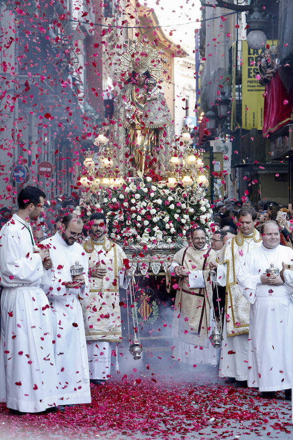 Un centenar de asociaciones cívicas y confesionales acompañan a la Virgen de los Desamparados en la procesión general que recorre esta tarde las calles del centro histórico de Valencia.