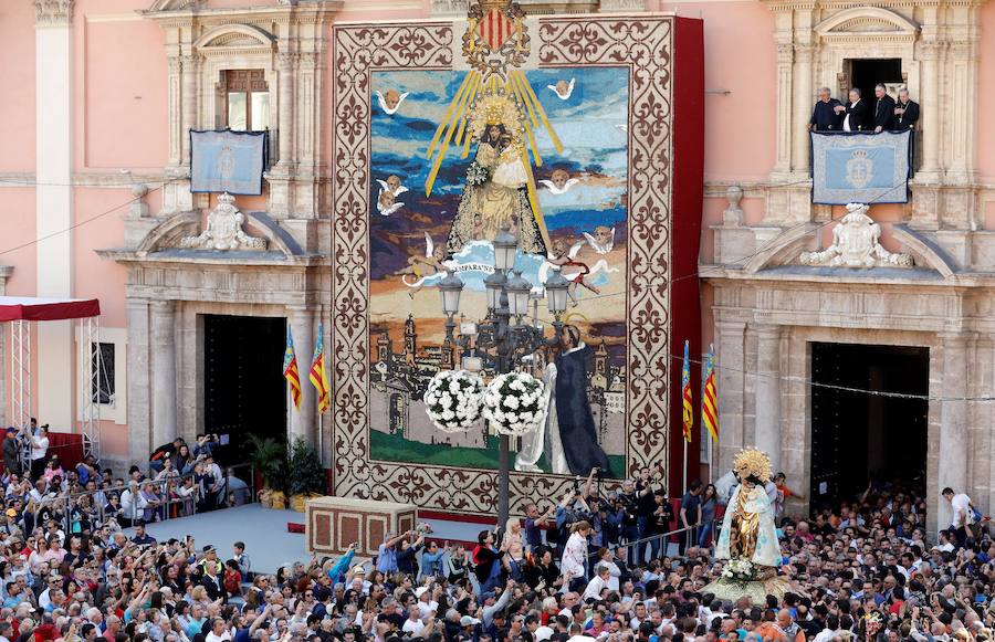 Traslado de la Mare de Déu, la Virgen de los Desamparados, en 2019. Un momento del traslado entre la basílica y la catedral de Valencia, celebrado después de la Misa de Infantes.