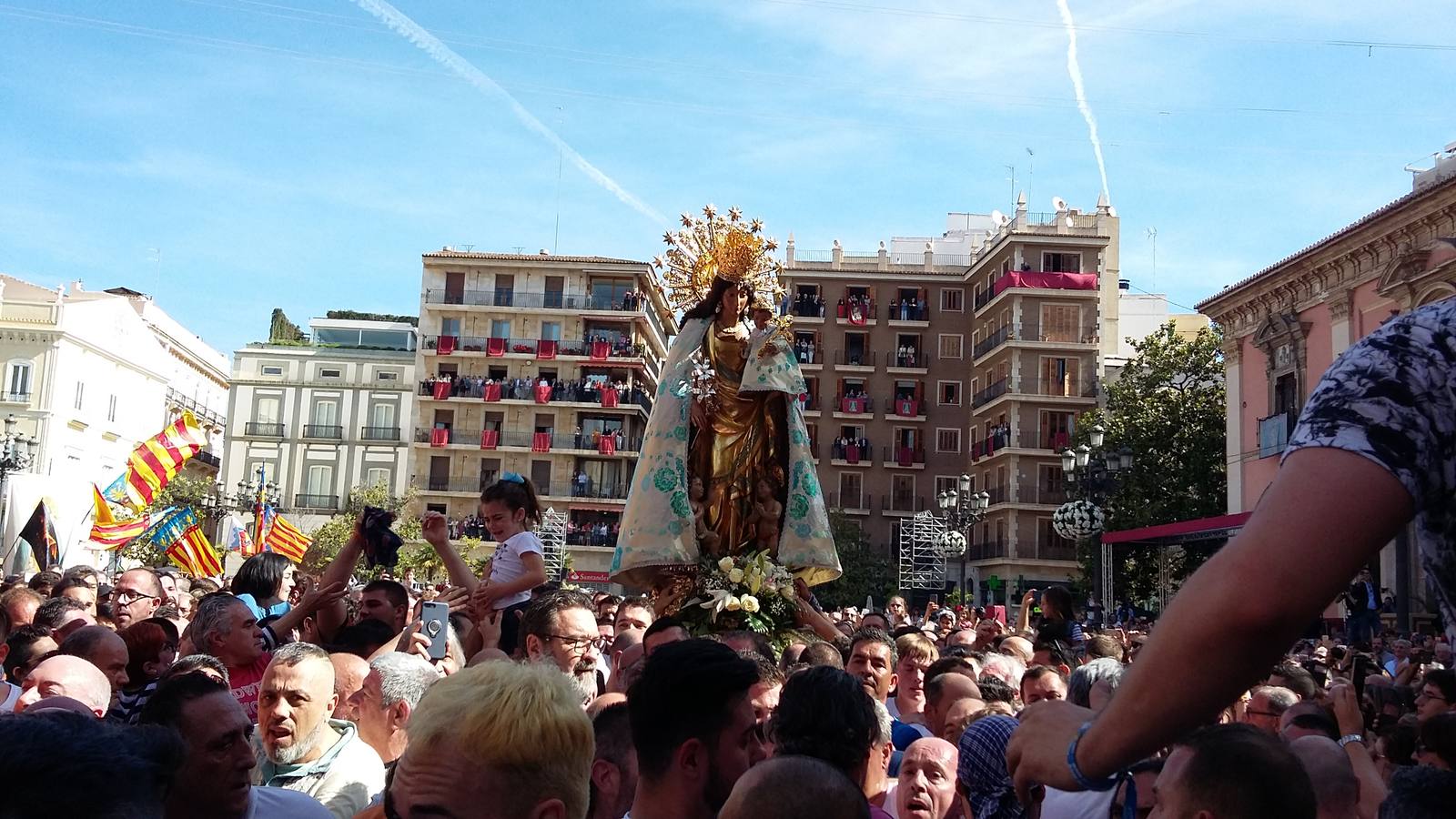 Traslado de la Mare de Déu, la Virgen de los Desamparados, en 2019. Un momento del traslado entre la basílica y la catedral de Valencia, celebrado después de la Misa de Infantes.