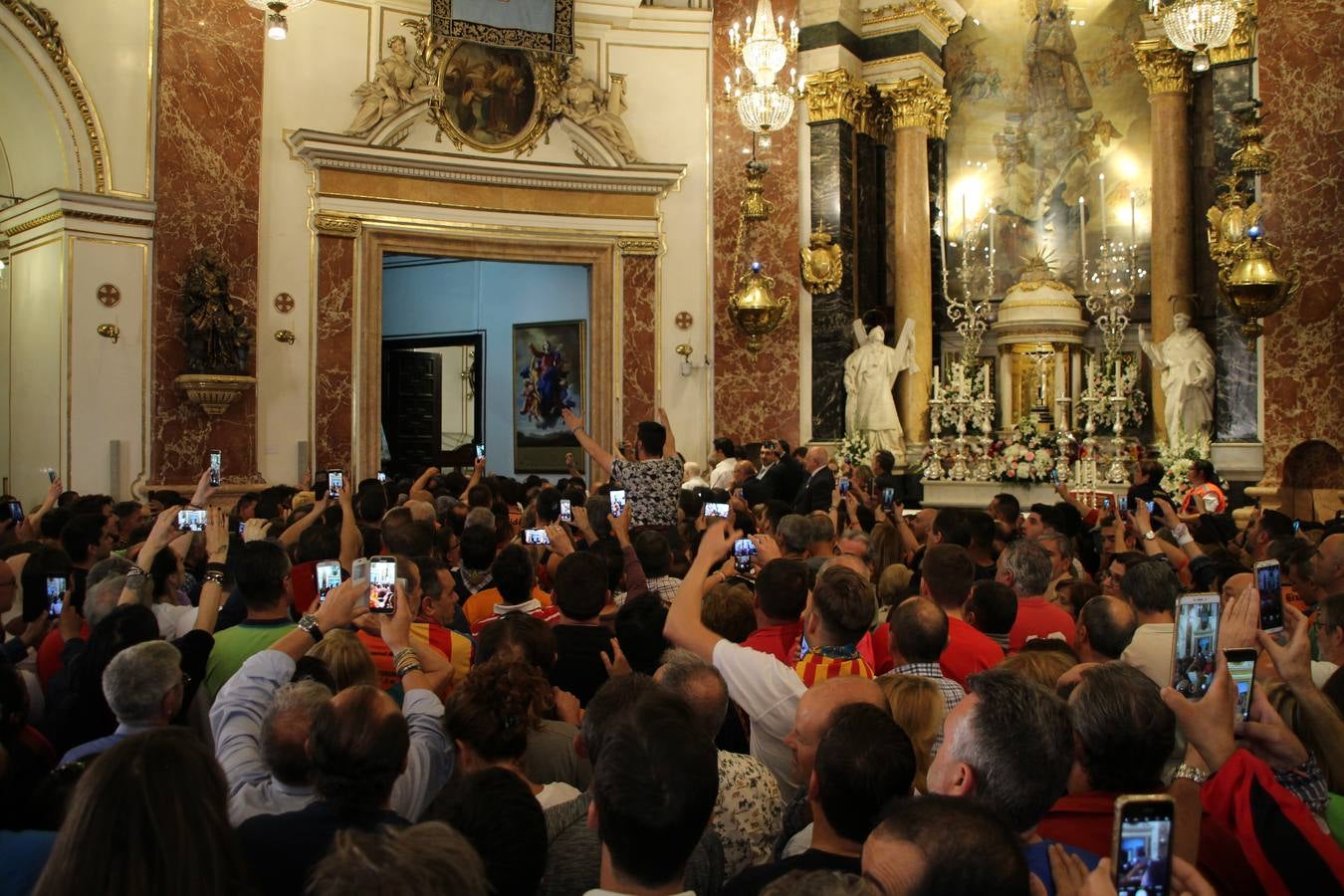 Traslado de la Mare de Déu, la Virgen de los Desamparados, en 2019. Un momento del traslado entre la basílica y la catedral de Valencia, celebrado después de la Misa de Infantes.