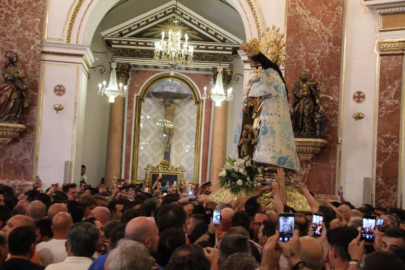 Traslado de la Mare de Déu, la Virgen de los Desamparados, en 2019. Un momento del traslado entre la basílica y la catedral de Valencia, celebrado después de la Misa de Infantes.