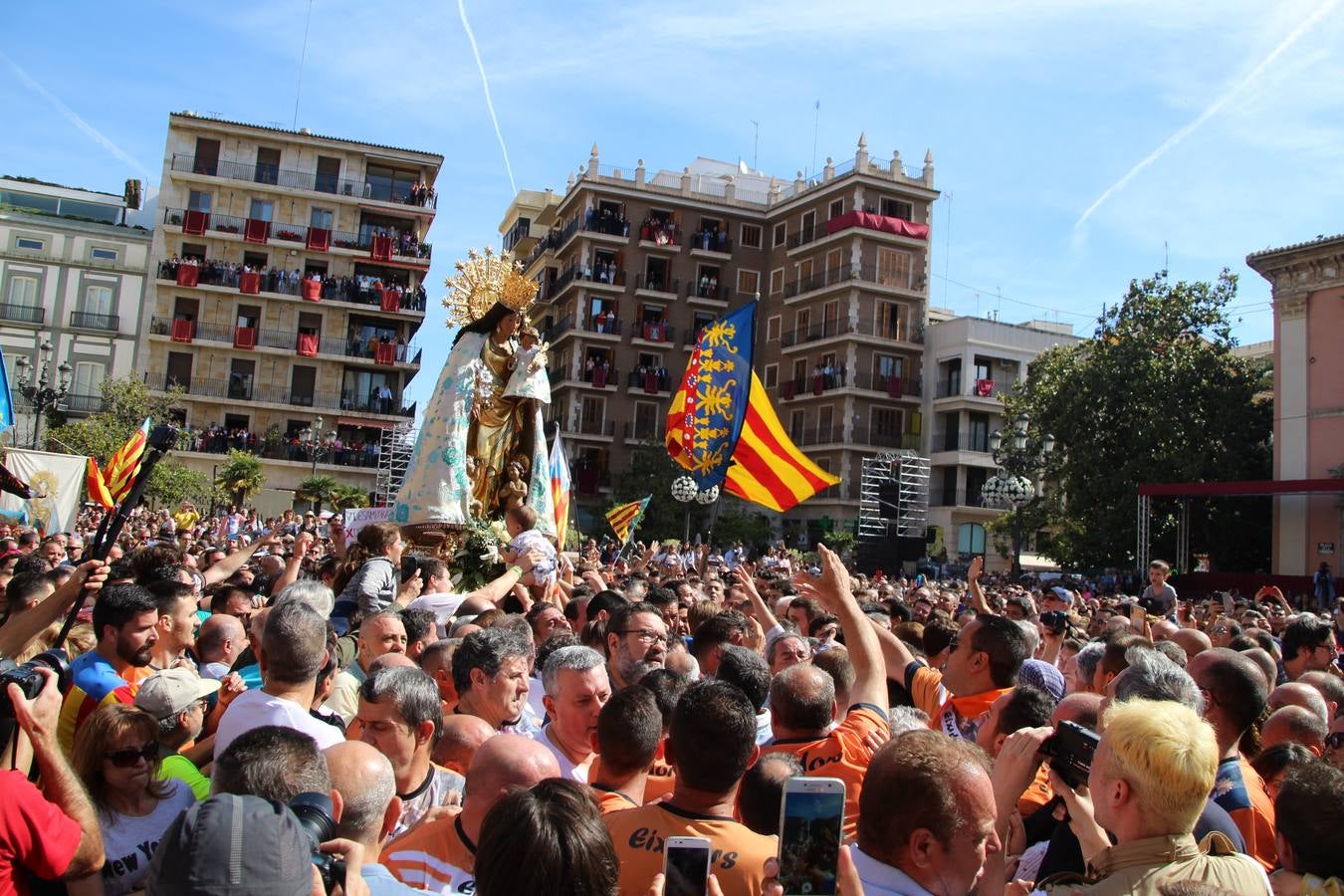 Traslado de la Mare de Déu, la Virgen de los Desamparados, en 2019. Un momento del traslado entre la basílica y la catedral de Valencia, celebrado después de la Misa de Infantes.