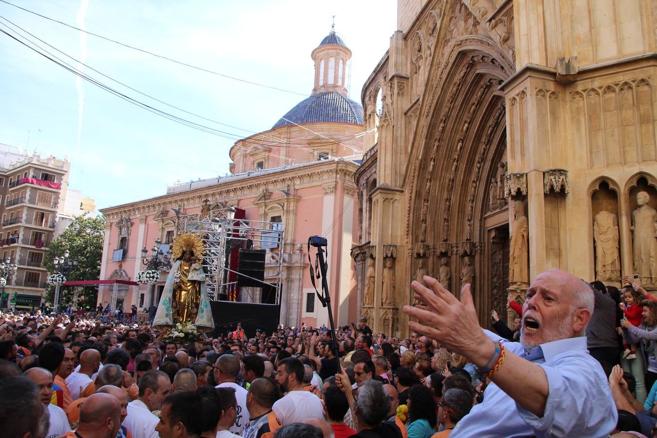 Traslado de la Mare de Déu, la Virgen de los Desamparados, en 2019. Un momento del traslado entre la basílica y la catedral de Valencia, celebrado después de la Misa de Infantes.