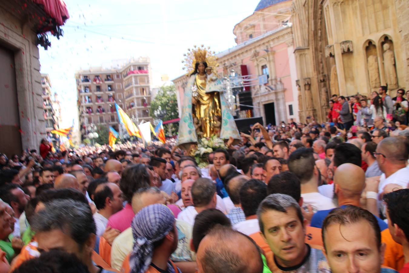 Traslado de la Mare de Déu, la Virgen de los Desamparados, en 2019. Un momento del traslado entre la basílica y la catedral de Valencia, celebrado después de la Misa de Infantes.