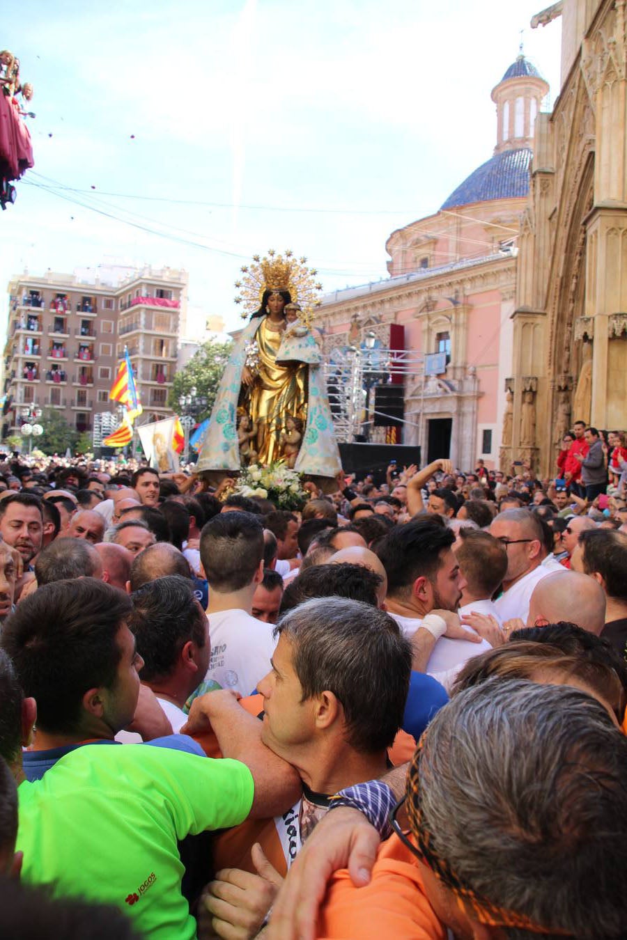 Traslado de la Mare de Déu, la Virgen de los Desamparados, en 2019. Un momento del traslado entre la basílica y la catedral de Valencia, celebrado después de la Misa de Infantes.