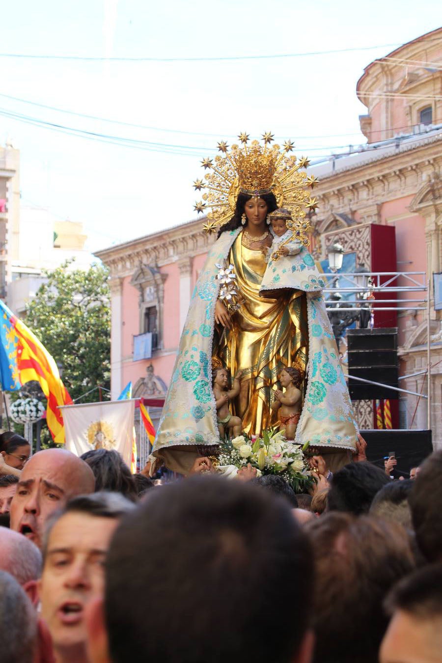 Traslado de la Mare de Déu, la Virgen de los Desamparados, en 2019. Un momento del traslado entre la basílica y la catedral de Valencia, celebrado después de la Misa de Infantes.