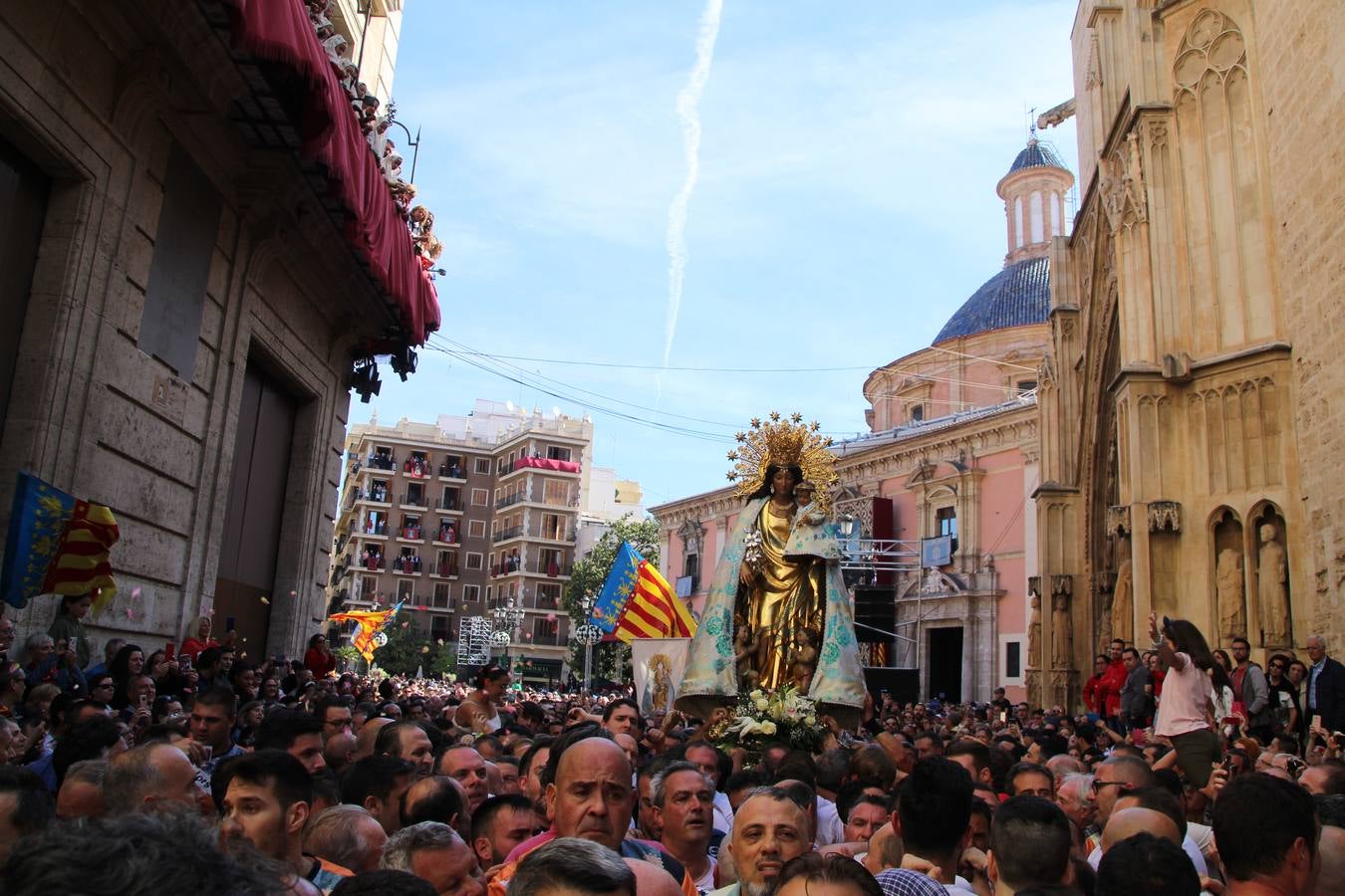 Traslado de la Mare de Déu, la Virgen de los Desamparados, en 2019. Un momento del traslado entre la basílica y la catedral de Valencia, celebrado después de la Misa de Infantes.