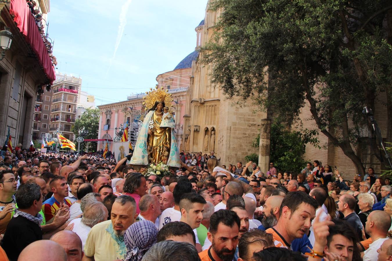 Traslado de la Mare de Déu, la Virgen de los Desamparados, en 2019. Un momento del traslado entre la basílica y la catedral de Valencia, celebrado después de la Misa de Infantes.