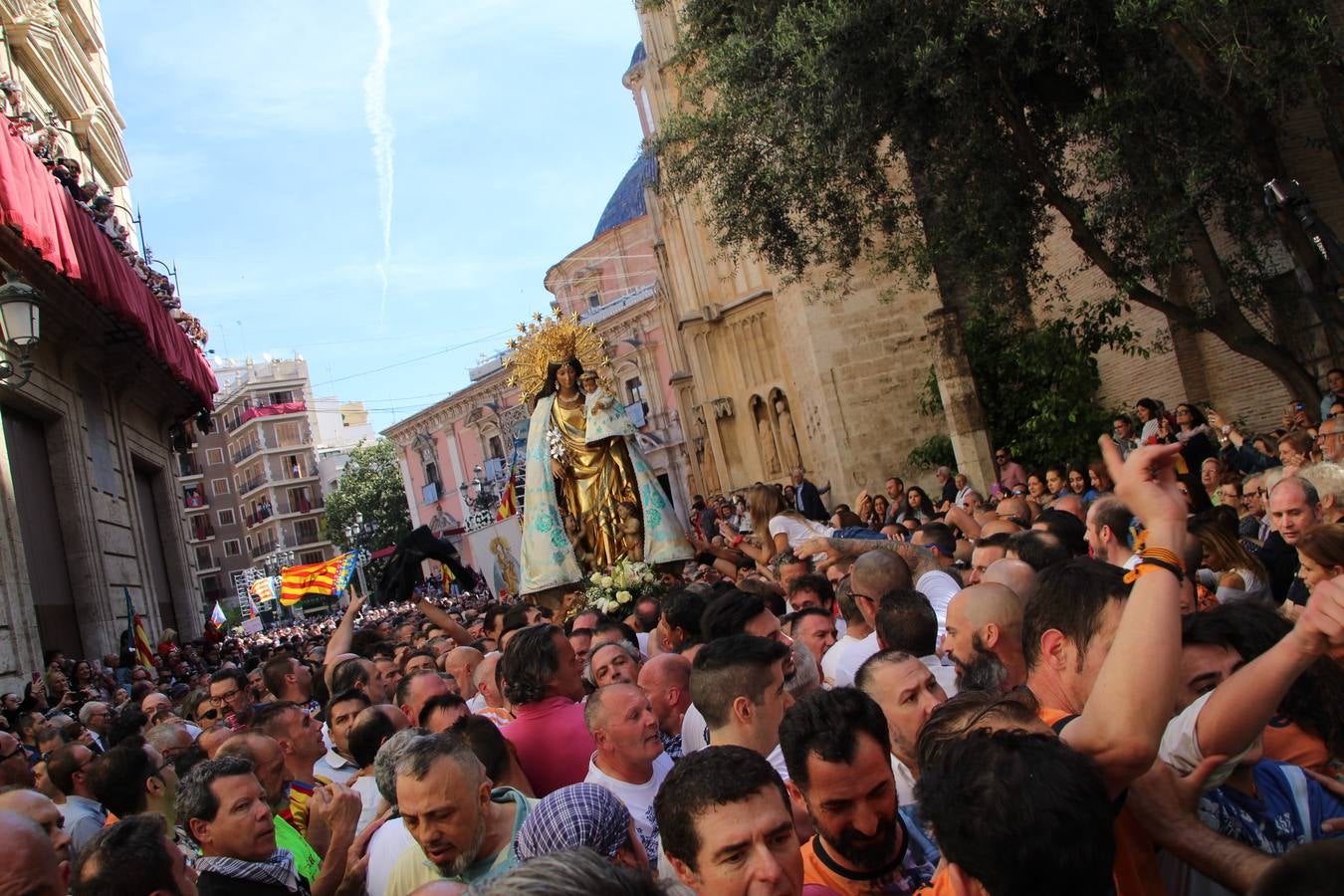 Traslado de la Mare de Déu, la Virgen de los Desamparados, en 2019. Un momento del traslado entre la basílica y la catedral de Valencia, celebrado después de la Misa de Infantes.