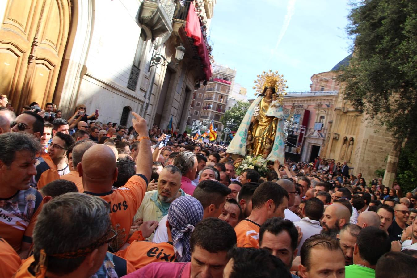 Traslado de la Mare de Déu, la Virgen de los Desamparados, en 2019. Un momento del traslado entre la basílica y la catedral de Valencia, celebrado después de la Misa de Infantes.