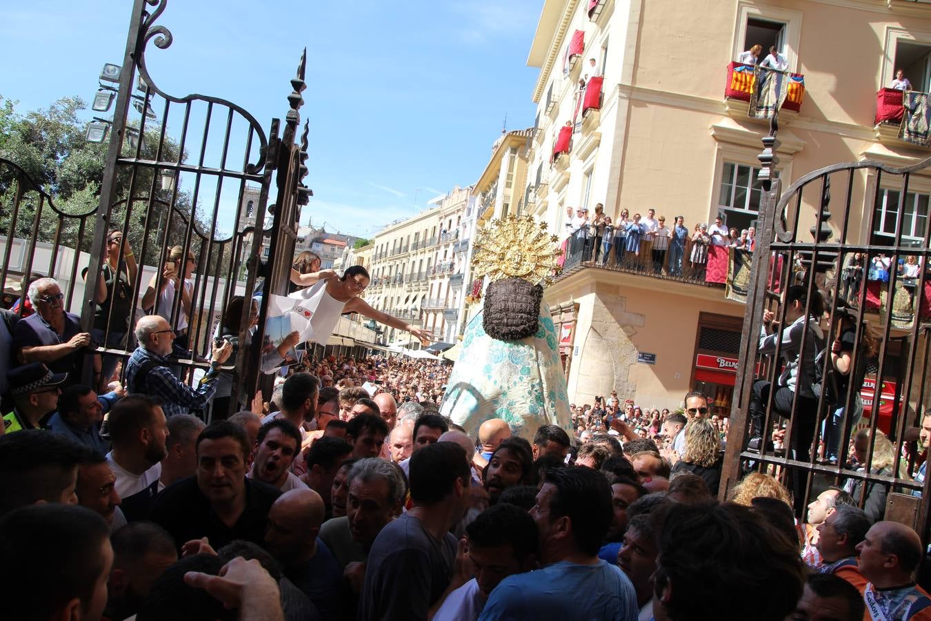 Traslado de la Mare de Déu, la Virgen de los Desamparados, en 2019. Un momento del traslado entre la basílica y la catedral de Valencia, celebrado después de la Misa de Infantes.