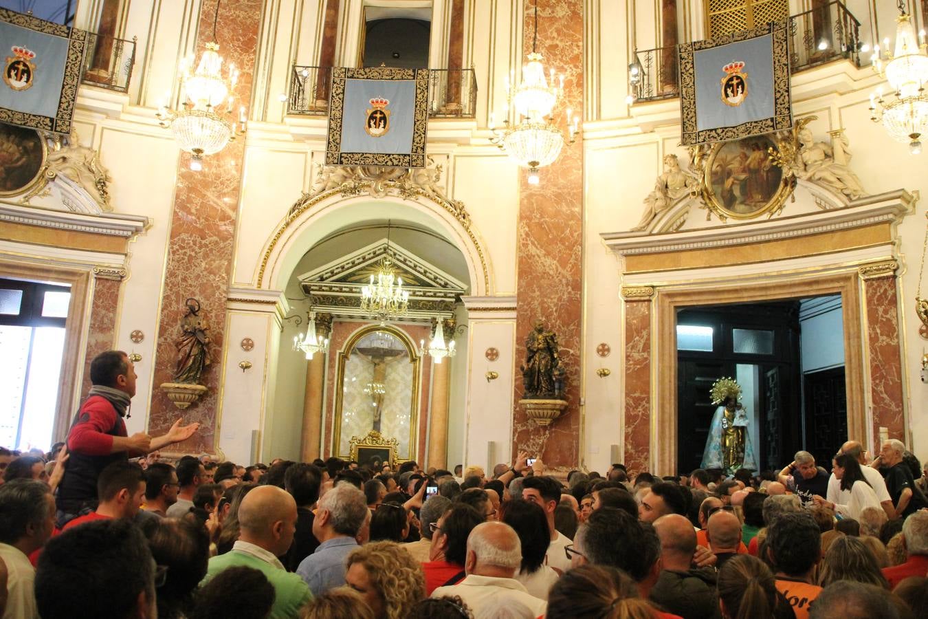 Traslado de la Mare de Déu, la Virgen de los Desamparados, en 2019. Un momento del traslado entre la basílica y la catedral de Valencia, celebrado después de la Misa de Infantes.