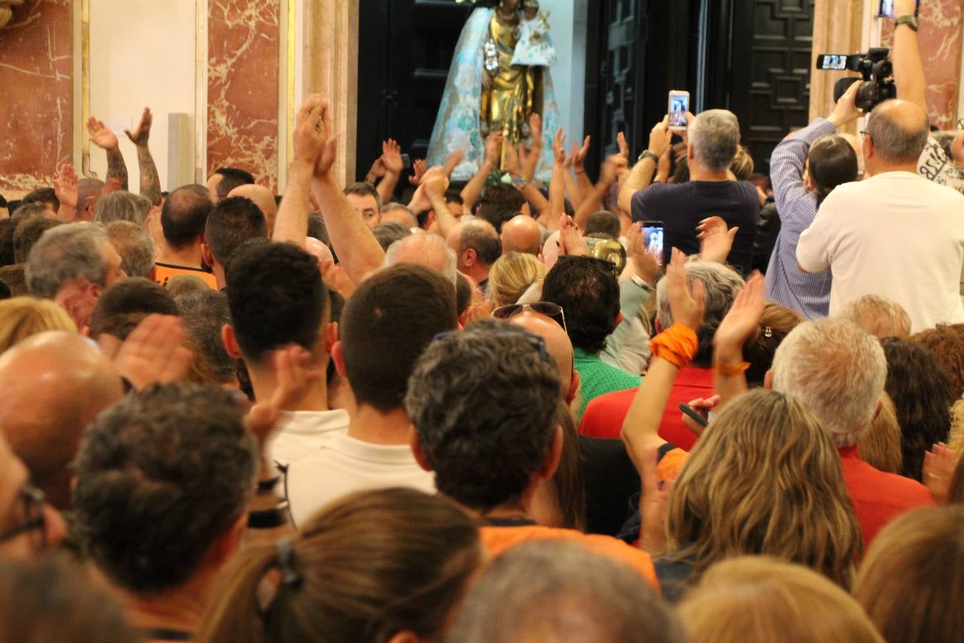 Traslado de la Mare de Déu, la Virgen de los Desamparados, en 2019. Un momento del traslado entre la basílica y la catedral de Valencia, celebrado después de la Misa de Infantes.