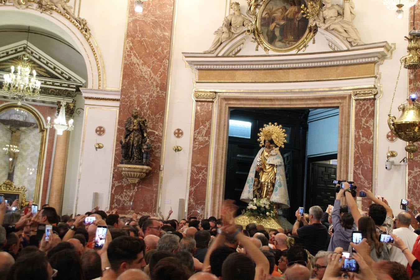 Traslado de la Mare de Déu, la Virgen de los Desamparados, en 2019. Un momento del traslado entre la basílica y la catedral de Valencia, celebrado después de la Misa de Infantes.